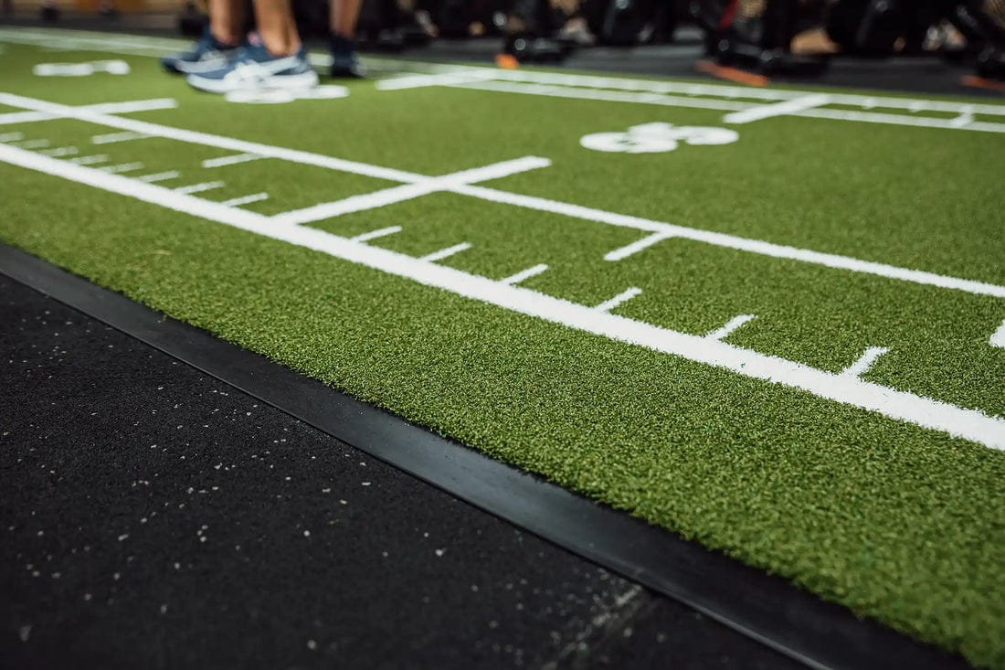 Boden im Fitnessstudio vor der Kunstrasen-Installation saugen