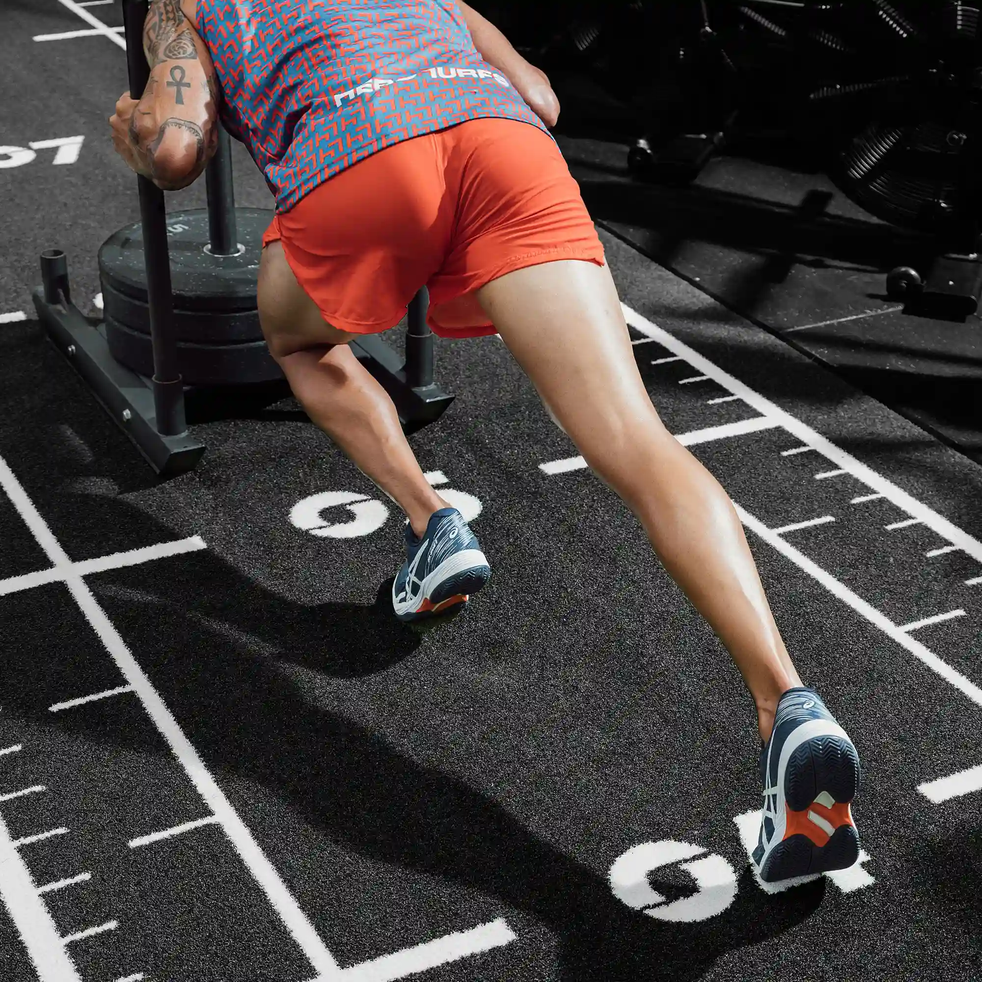 Sprintbahn Teppich aus hochdichtem Kunstrasen in einem Fitnessstudio